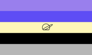 A Imagem apresenta 5 faixas, de cima para baixo, sendo elas: Roxo Azulado Claro, Roxo azulado, Amarelo claro, Preto e Cinza. ao centro da faixa amarela temos o desenho do planeta saturno (Com a parte inferior seccionada).