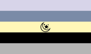 A Imagem apresenta 5 faixas, de cima para baixo, sendo elas: Cinza Claro, Cinza azulado, Amarelo claro, Preto e Cinza. ao centro da faixa amarela temos o desenho de uma lua com estrelas.
