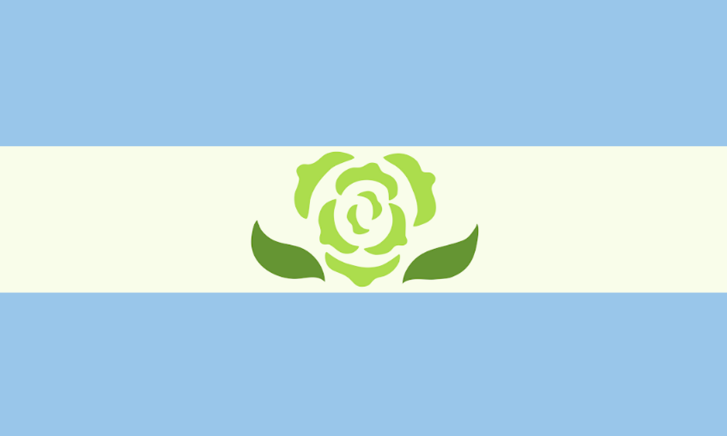 A bandeira contém três listras, sendo duas azuis, uma na parte superior e outra na parte inferior, e uma listra branca no meio. No centro da bandeira, um cravo verde.