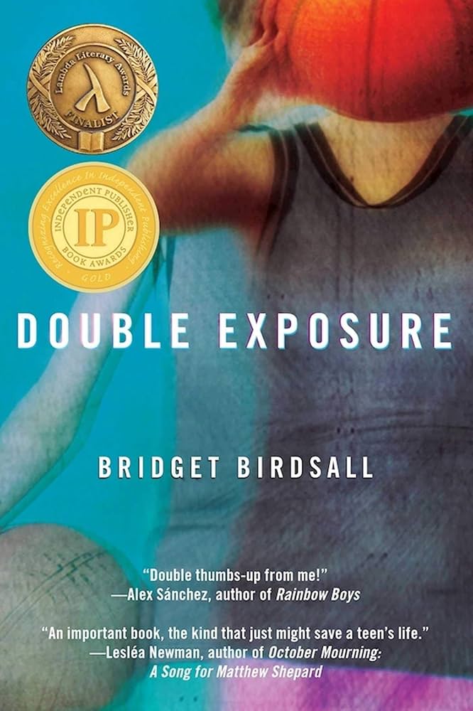 Capa do livro Double Exposure, escrito por Bridget Birdsall. O fundo da capa é azul, destacando uma foto desfocada de uma criança pronta para aremessar uma bola de basquete, de modo a esconder seu rosto. Única coisa que pode ser notada são suas vestimentas, que consistem uma regata acinzentada com calças/shorts roxos.