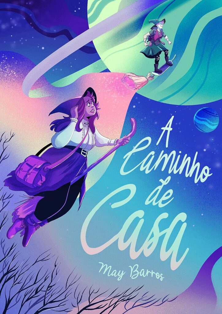 Capa do livro ‘A Caminho de Casa’, de May Barros. A ilustração mostra um cenário cósmico em tons vibrantes de azul, roxo e verde, com planetas ao fundo. Em primeiro plano, uma jovem bruxa voa em uma vassoura mágica, vestindo saia, camisa branca, chapéu pontudo e bolsa roxa. Ela segura a vassoura enquanto olha para cima, onde outra personagem — também com chapéu de bruxa — voa sobre uma prancha mágica, em direção a um planeta gigante com anéis. O título está escrito em letras brancas e curvas: ‘A Caminho de Casa’, com o nome da autora abaixo.
