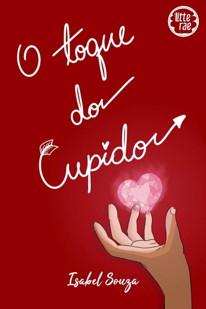Capa do livro ‘O toque do Cupido’, de Isabel Souza. O fundo é vermelho e o título está escrito em fonte cursiva branca, com a palavra 'Cupido' decorada com uma flecha e uma pequena folha. Na parte inferior da imagem, há uma mão erguida com os dedos abertos, tocando um coração brilhante em tom rosa, que parece feito de cristal, e o nome da autora em fonte cursiva branca. No canto superior direito, há o logotipo da editora ‘Litterae’.
