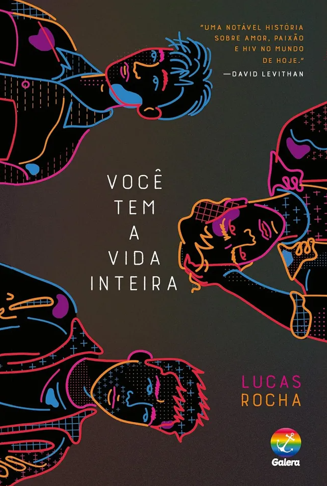 A imagem mostra a capa do livro "Você Tem a Vida Inteira", de Lucas Rocha. O fundo é cinza com um leve degradê colorido, e o título está centralizado em letras brancas.
A ilustração tem três pessoas (do busto para cima) de cabelos curtos desenhadas com linhas coloridas em azul, rosa, laranja e roxo e estão posicionados nas bordas da capa, de lado.
No canto superior direito, há uma citação em letras amarelas:
“UMA NOTÁVEL HISTÓRIA SOBRE AMOR, PAIXÃO E HIV NO MUNDO DE HOJE.” — David Levithan
No canto inferior direito, está o nome do autor em letras maiúsculas: LUCAS ROCHA em rosa e laranja. Abaixo, aparece o logotipo da editora Galera Record, uma âncora branca com contorno azul, dentro de um círculo com as cores do arco-íris.
