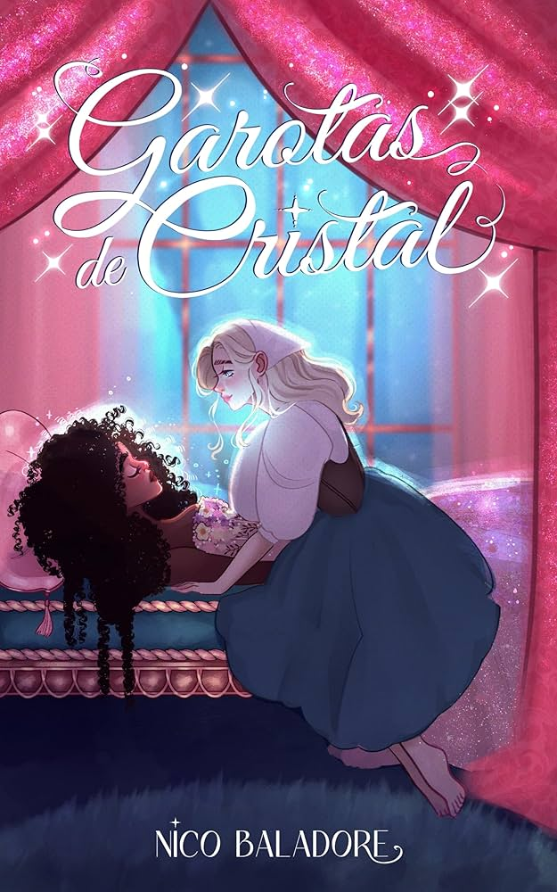 Capa do livro "Garotas de Cristal", de Nico Baladore. A ilustração mostra duas jovens em uma cama: uma garota de cabelos crespos pretos e pele negra, vestindo um vestido florido. A outra garota, de pele clara e longos cabelos loiros, usa vestido azul e branco e toca delicadamente a mão da primeira enquanto se inclina para ela, com os rostos próximos. Ao fundo, há uma grande janela com cortinas rosa brilhantes. O título "Garotas de Cristal" aparece em letras brancas e elegantes com detalhes cintilantes. O nome do autor está na parte inferior, também em branco.