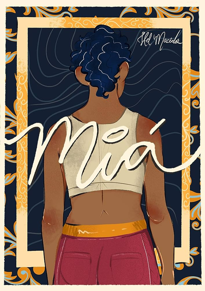 Capa do livro Miá, de Hel Macedo. A ilustração mostra um personagem visto de costas, com pele escura e cabelos cacheados azul-escuros presos em um coque alto. Ele usa um top claro e calça de moletom vermelha com cós amarelo. O fundo tem um padrão decorativo em azul-marinho com linhas onduladas e moldura ornamentada em amarelo. O nome "Miá" aparece em letras grandes e brancas atravessando a imagem, e o nome dê autore está no canto superior direito em escrita cursiva branca.