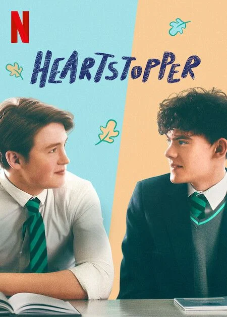 Poster da série Heartstopper. Há dois meninos sentados em uma mesa. O primeiro, da esquerda, é branco com o cabelo curtinho meio claro. Ele olha para o garoto da direita com um meio sorriso que não mostra os dentes e usa uma blusa social branca e uma gravata verde listrada. À sua frente há um livro aberto. O garoto da direita também é branco, mas bem mais magro, com o cabelo preto cacheado e curto. Ele olha para o garoto da esquerda com a boca entreaberta. Usa a mesma roupa, mas com um colete e um blazer por cima. O fundo é dividido em dois: atrás do primeiro garoto é a cor azul e do segundo a laranja. No topo, o título e o N símbolo da Netflix.