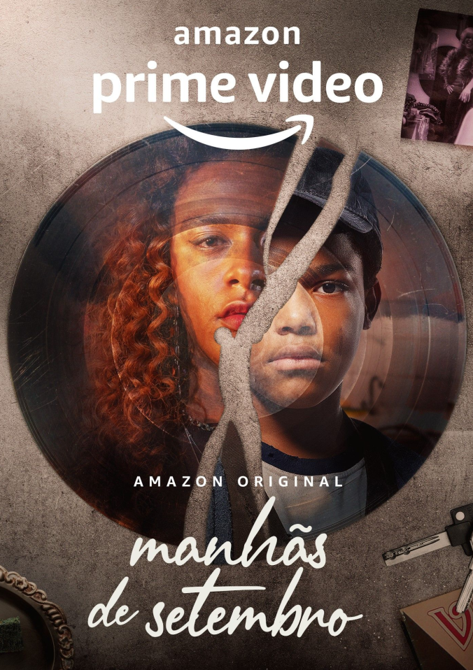 Pôster da série manhãs de setembro. Há um disco de vinil quebrado. Na parte maior, à esquerda, metade do rosto de uma mulher negra aparece, com o cabelo castanho claro cacheado e longo. Ela está séria e usa um batom vermelho. Na metade menor, metade do rosto de uma criança negra, que também está séria. Ele usa boné e uma blusa branca e azul. Eles tem traços similares. No topo, o símbolo do Prime vídeo, e abaixo o título da série.