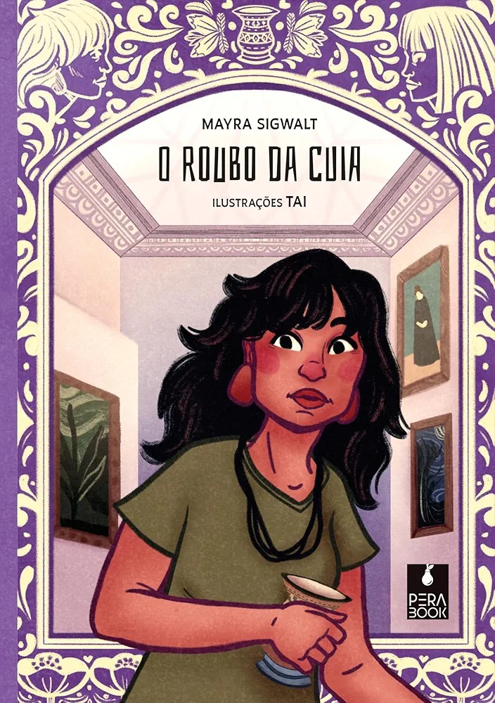 A imagem é a capa do livro “O Roubo da Cuia”, escrito por Mayra Sigwalt. No centro, há uma ilustração de uma jovem de pele marrom, cabelo preto, com franja. Ela usa brincos grandes circulares, uma camiseta verde e um colar preto de várias voltas. A personagem segura uma cuia ornamentada.
O cenário é um museu, com paredes claras decoradas com molduras e quadros. A capa é emoldurada por uma borda roxa ornamentada com padrões brancos. No topo, há dois rostos de perfil, voltados para dentro do quadro, e no centro, a cuia.