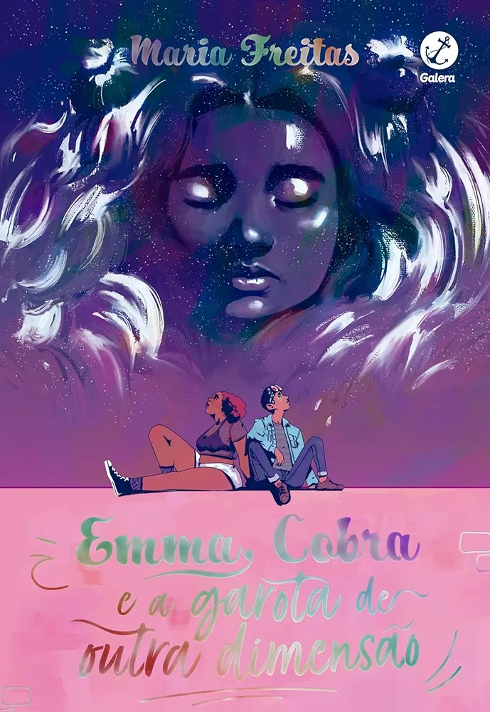A imagem mostra a capa do livro “Emma, Cobra e a garota de outra dimensão”. Na parte superior, ocupa quase metade da capa, há uma grande ilustração do rosto de uma garota de olhos fechados, pintado em tons de roxo, lilás e azul.
Na parte inferior, sobre um fundo rosa, duas pessoas estão sentadas encostadas uma na outra, olhando para o céu. À esquerda, uma jovem de pele negra, cabelo cacheado ruivo, usando top, shorts e tênis está apoiada para trás com as mãos no chão. Ao seu lado, um jovem também de pele negra usa calça jeans, camiseta branca e jaqueta azul clara, além de um óculos apoiado na cabeça.
Abaixo dos personagens, o título aparece em letras grandes e coloridas em degradê verde, lilás e rosa, escrito em uma caligrafia cursiva.