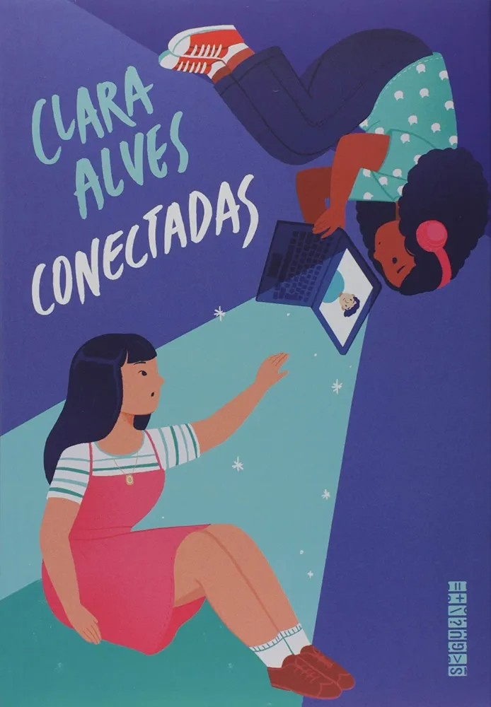 A capa de “Conectadas” de Clara Alves conta com a ilustração de duas garotas, uma está de cabeça para baixo, tem a pele negra e cabelo cacheado e está com fone de ouvido, usando uma blusa azul com estampa clara, calça escura e tênis vermelhos. Ela segura um notebook que projeta uma luz azulada. A outra garota, dentro do feixe de luz do notebook, tem cabelo liso, veste um vestido rosa sobre uma camiseta listrada de branco e verde, e usa tênis marrons. Ela estende a mão para cima.